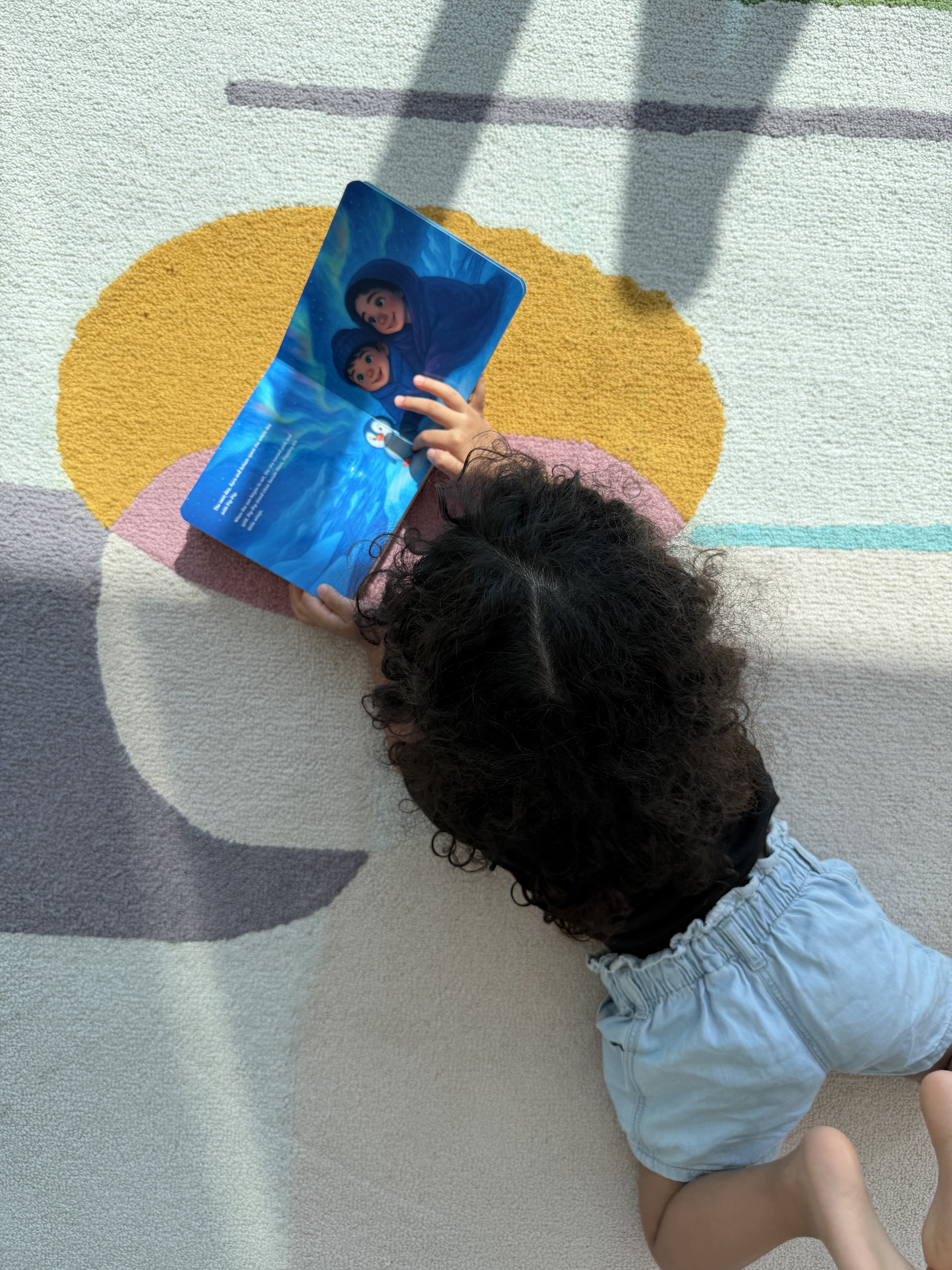 Child reading a Mementales book